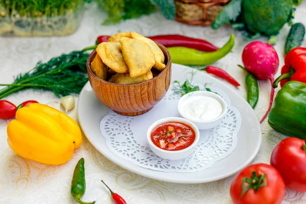 Pasteten Mit Fleisch Holzgeschirr Mit Soßen Auf Weißem Teller — Stockfoto