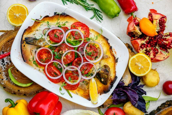 Heiß Geräucherter Fisch Koktal Kasachisches Gericht Mit Gemüse Tomaten Und lizenzfreie Stockbilder