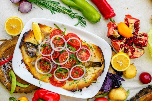 Heiß Geräucherter Fisch Koktal Kasachisches Gericht Mit Gemüse Tomaten Und Stockbild