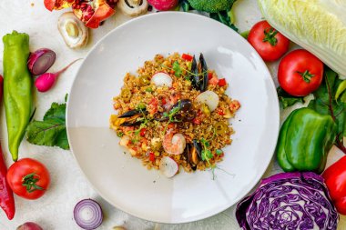 Deniz ürünleri, midye, karides ve sebzeli buz pilavı, sağlıklı yiyecekler.