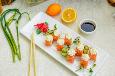 Soya soslu ve çubuklu Suşi Philadelphia