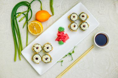 Wasabi ve soya soslu kızarmış suşi.