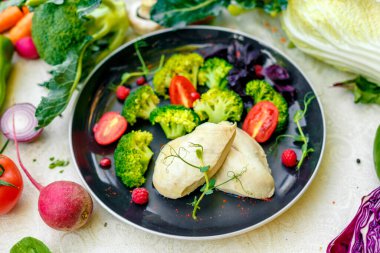 Brokoli ve domatesli haşlanmış tavuk göğsü.