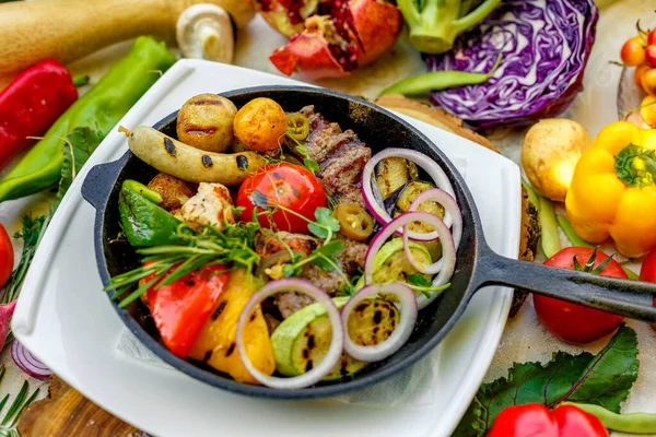 フライパンで野菜と焼き芋を野菜と炒めた肉 — ストック写真