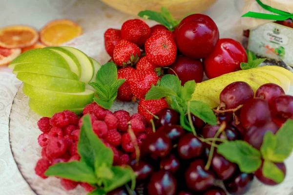 透明な板の中の果実と果物 リンゴ チェリー ラズベリー プラム ブドウ — ストック写真