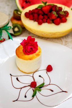 Peynir şeffaflığı ve hafif ahududu meyveli ahududu keki.