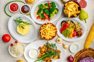 Tabak için garnitür. Patates püresi, brokoli, patates kızartması, ızgara sebze, mantar, pirinç ve ev yapımı kortofel.