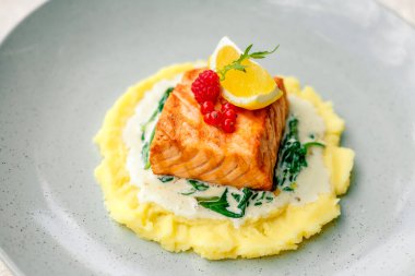 Patates püresi ve krema soslu kızarmış balık.