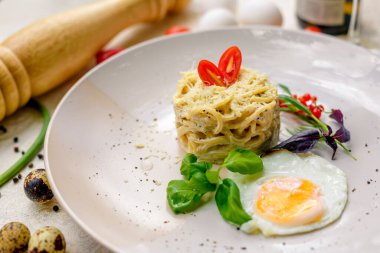 Peynirli spagetti ve sahanda yumurta.