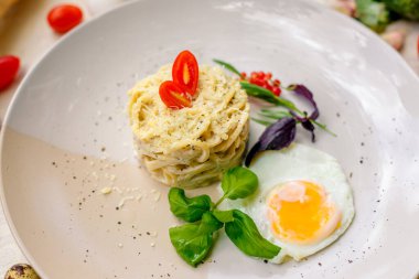Peynirli spagetti ve sahanda yumurta.