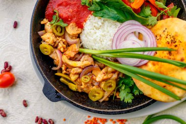 Pilav ve biberli kızarmış tavuk.