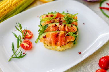 Ekmek balıklı sandviç ve salatalık.