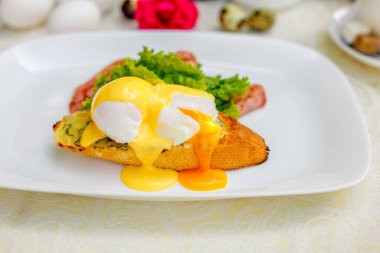 Kahvaltı sarımsaklı peynirli ekmek, yumurta salatası yapraklı ve pastırmalı