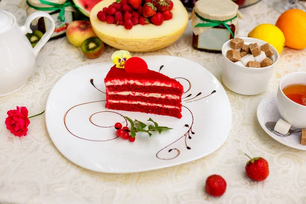 Délicieux Gâteau Velours Rouge Sur Une Plaque Chocolatée — Photo