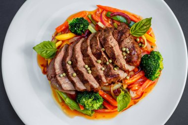 Bezelye ve sebzeli güzel yemekler, sağlıklı yiyecekler.