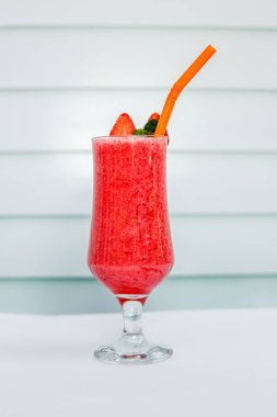 Naneli çilekli smoothie.