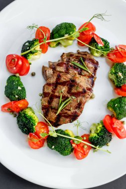 Domatesli ızgara et ve brokoli.