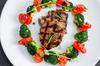 Domatesli ızgara et ve brokoli.