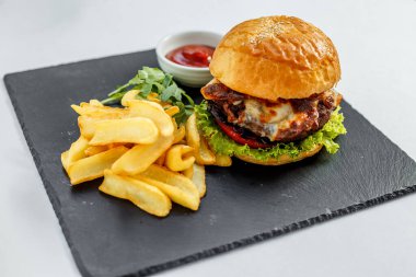 Patates kızartması ve ketçaplı sulu burger.