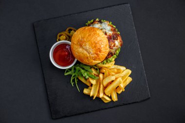 Patates kızartması ve ketçaplı sulu burger.