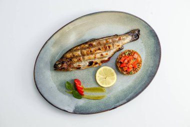 Limonlu ve garnitürlü kızarmış alabalık