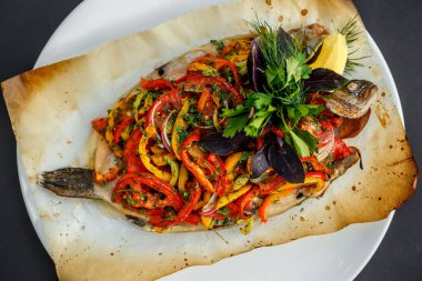 Sebzeli ve otlu koktal balık yemeği.