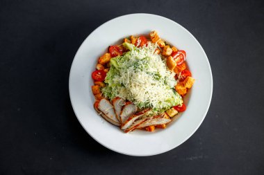 Tavuk ve krakerli Sezar salatası.