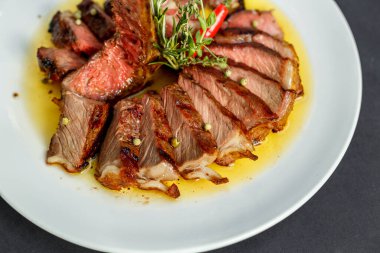 Akşam yemeğinde dilimlenmiş biftek.