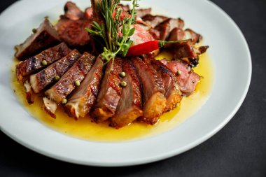 Akşam yemeğinde dilimlenmiş biftek.