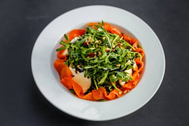 Taze balık roka ve peynirli salata.