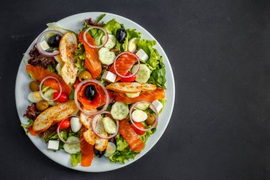 Taze balık roka ve peynirli salata.