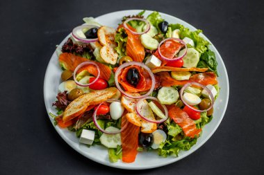 Taze balık roka ve peynirli salata.