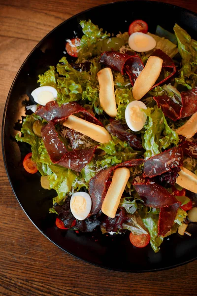 Σαλάτα Αυγά Και Παστό Κρέας Φρέσκα Λαχανικά Ξύλινο Τραπέζι — Φωτογραφία Αρχείου