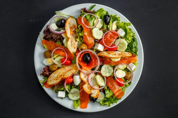 Salada Com Peixe Fresco Arugula Queijo — Fotografia de Stock