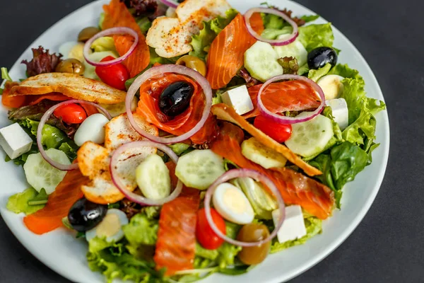 Salada Com Peixe Fresco Arugula Queijo — Fotografia de Stock