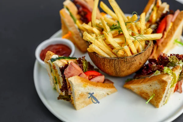 Club Sandwich Mit Pommes Und Ketchup lizenzfreie Stockfotos