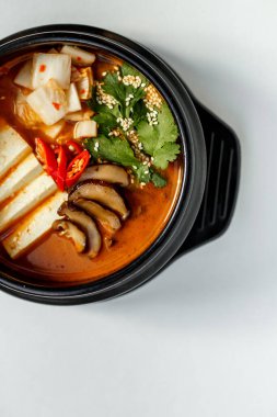 Kore yemeği baharatlı çorba sığır eti ve sebzeli pilav ve acı biber.