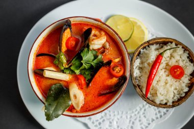 Tayland baharatlı, deniz mahsullü yer elması çorbası.