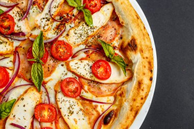 Peynirli pizza ve domatesli tavuk.