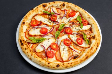 Peynirli pizza ve domatesli tavuk.