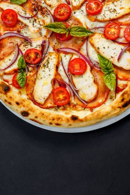 Peynirli pizza ve domatesli tavuk.