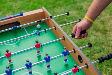 Parti için masa futbolu oyunu