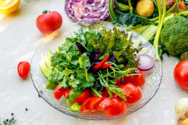 Taze domates salatası ve yeşillikli biber, sağlıklı yiyecek, sebze.
