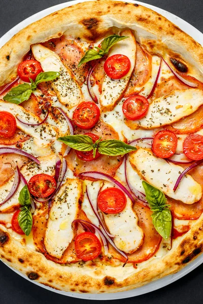 Pizza Met Kaas Kip Met Tomaten — Stockfoto