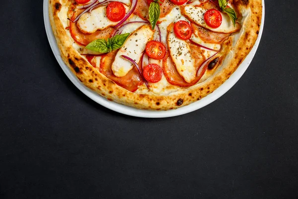 Pizza Met Kaas Kip Met Tomaten — Stockfoto