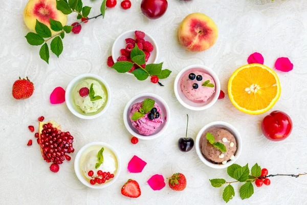 Sorvete Com Frutas Sabores Diferentes Pistache Chocolate Baunilha Creme — Fotografia de Stock