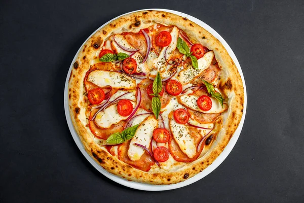 Pizza Mit Käse Und Huhn Mit Tomaten Stockbild