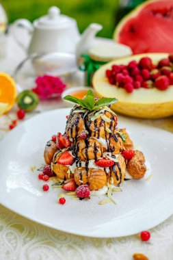 Krekembush, üzerinde çikolata ve fındık olan zarif bir Fransız profiterollü kek.