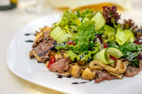 Salada Quente Com Carne Pepino Legumes Uma Placa Branca Mesa — Fotografia de Stock