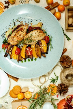 Tavuk göğsü, patates püresi, ızgara sebze ve masada servis edilen malzemeler.